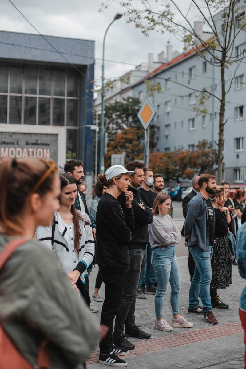 Návštěvníci obdivující sousoší Brémští městští muzikanti od Markuse Lüpertze během odhalení sochy na Náměstí Mateja Korvína