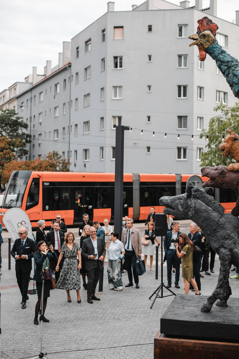 Návštěvníci obdivují sousoší Brémští městští muzikanti od Markuse Lüpertze během odhalení na Náměstí Mateja Korvína