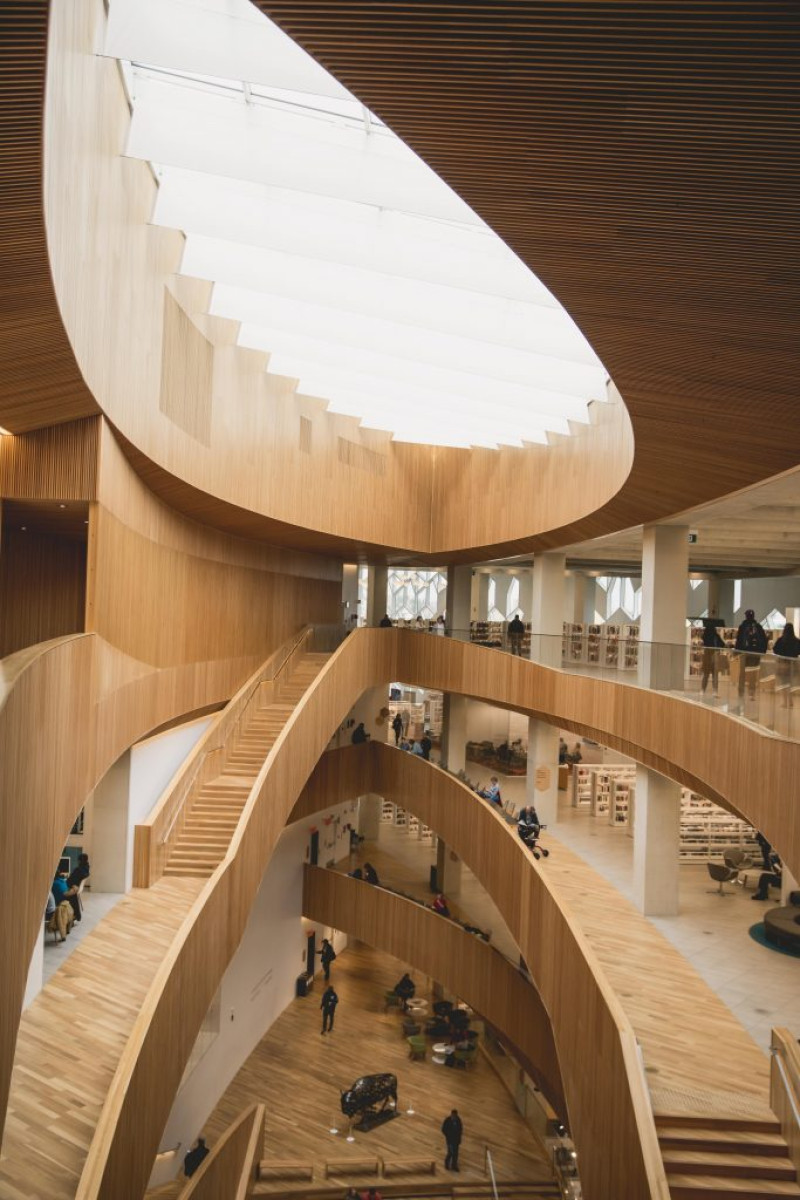 Kanadska knjižnica Calgary Central Library z lesenimi notranjimi elementi in prenovljenim dizajnom